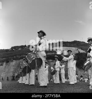 La Chapelle Marine joue pendant la pause d'un match de football amical à Caracas entre une équipe de Cruiser HR.Melle De Ruyter (C 801) et une équipe vénézuélienne lors d'une visite (non officielle) du croiseur avec le commandant des forces de seaworld (BDZ), vice-amiral A. de Booy (1901-1997) au Venezuela en octobre 1955. Banque D'Images