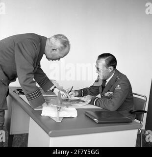 ZKH Prins Bernhard apporte une visite de travail en tant qu'inspecteur général de la Royal Netherlands Air Force dans le Groupe d'ingénierie et d'armes guidées matérielles à Hesepe (W-Allemagne). Liens le commandant du lieutenant-colonel W. Boom GTMGW que le prince est utile pour remplir à partir du livre d'or. Banque D'Images