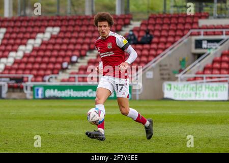 NORTHAMPTON, ROYAUME-UNI. 10 AVRIL : Shaun McWilliams de Northampton lors de la première moitié du match de la Sky Bet League 1 entre Northampton Town et Bristol Rovers au PTS Academy Stadium, Northampton on . (Credit: John Cripps | MI News) Credit: MI News & Sport /Alay Live News Banque D'Images