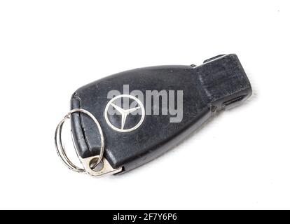 Novosibirsk, Russie - 09.03.2020: Porte-clés de marque Mercedes-Benz avec puce - panneau de commande à verrouillage central avec code dynamique isolé sur un bac blanc Banque D'Images