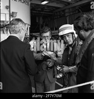 Visite de travail du Secrétaire d'État à la défense (StasDEF) J. van Houwelingen au Fregat standard de la classe Kortenaer (S-FREGAT), HR.MS. Callenburgh (1979-1994). Banque D'Images