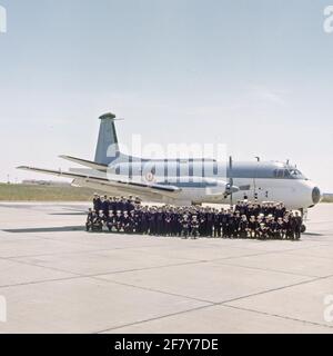 Photo de groupe faite sur Marineliegkamp Valkenburg comme arrière-plan un gardien de patrouille maritime Breguet BR1150 Atlantique (SP-13A) (1969-1984). Banque D'Images