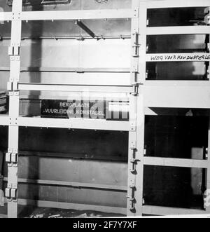 Construction de la classe Van Speijk Freges HR.Mme Van Speijk, numéro de construction 517 et HR.Mme Tjerk Hiddes, bâtiment numéro 518 sur le chantier naval de la Dutch Dock and Shipbuilding Company (NDSM). Salle de stockage. Banque D'Images