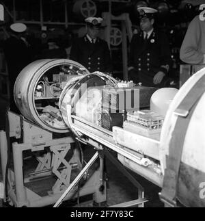 American Torpedo MK 37 MOD 2 à voir à l'état ouvert, à gauche derrière la tête d'exercice, suivi par le panneau acoustique et à droite le groupe de contrôle avec le gyro, dans le cylindre semi-circulaire. Banque D'Images