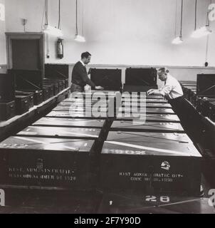 Services de l'Administration militaire données de recherche de compartiment de service dans des boîtes à cartes qui sont stockées dans de grandes caisses. L'ère de l'ordinateur personnel et du stockage numérique a encore dû casser. Banque D'Images