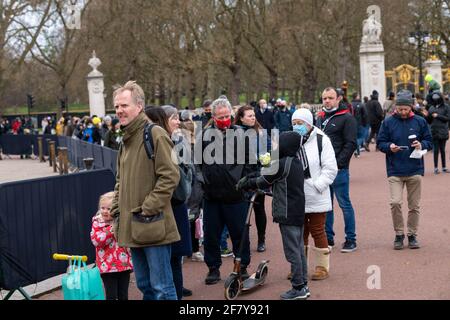 Londres, Royaume-Uni. 10 avril 2021. Des foules se rassemblent devant le palais de Buckingham pour déposer des hommages floraux à la suite de la mort de HRH le prince Philip, duc d'Édimbourg un grand nombre de personnes ont attendu pour rendre des hommages floraux. Crédit : Ian Davidson/Alay Live News Banque D'Images