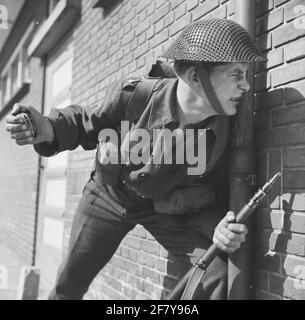 Un infanteriste prêt à lancer une grenade de pratique. Normalement, elles sont de couleur blanche. Ici, le blanc est presque fini. Banque D'Images