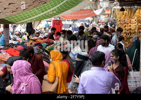 DHAKA, BANGLADESH - AVRIL 10: Les gens se rassemblent à Dhaka Nouveau marché pour faire du shopping car ils ne maintiennent aucune sorte de distance sociale à Dhaka, Bangladesh, le 10 avril 2021. Crédit : Alamy/Alamy Live News Banque D'Images