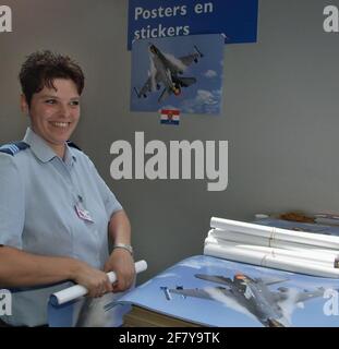 Leeuwarden; 6 juin 2001 © Hennie Keisis journées portes ouvertes Royal Netherlands Air Force cette année, les journées portes ouvertes annuelles de la Force aérienne ont eu lieu à la base aérienne de Leeuwarden. Il y avait 250,000 visiteurs qui avaient beaucoup d'intérêt pour le successeur du F-16. Le temps était excellent et le spectacle aérien pouvait être suivi sur de super écrans vidéo. Photo: Comme d'habitude, les affiches et les autocollants ont été déduits avec impatience des visiteurs aux journées portes ouvertes. Banque D'Images