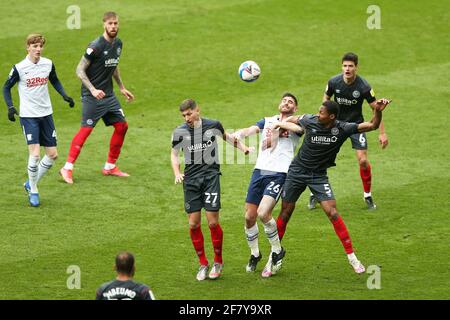 Ched Evans de Preston North End (au centre) lutte pour le ballon avec Ethan Pinnock de Brentford (à droite) et Vitaly Janelt de Brentford (à gauche) lors du match de championnat Sky Bet au stade Deepdale, Preston. Date de la photo: Samedi 10 avril 2021. Banque D'Images