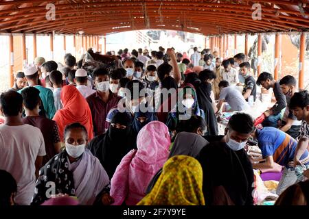DHAKA, BANGLADESH - AVRIL 10: Les gens se rassemblent à Dhaka Nouveau marché pour faire du shopping car ils ne maintiennent aucune sorte de distance sociale à Dhaka, Bangladesh, le 10 avril 2021. Crédit : Alamy/Alamy Live News Banque D'Images