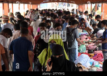 DHAKA, BANGLADESH - AVRIL 10: Les gens se rassemblent à Dhaka Nouveau marché pour faire du shopping car ils ne maintiennent aucune sorte de distance sociale à Dhaka, Bangladesh, le 10 avril 2021. Crédit : Alamy/Alamy Live News Banque D'Images