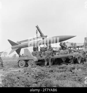 Répétez les exercices du corps de Mariniers dans le Veluwe dans la région d'Elspeet. Un honnête John Rocket est placé sur un lanceur de la Royal Netherlands Army (KL). Banque D'Images