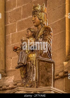 Vierge et enfant à Santa María la Real de Irache. Un monastère bénédictin du huitième siècle, Navarre, Espagne, 17 octobre 2009 Banque D'Images