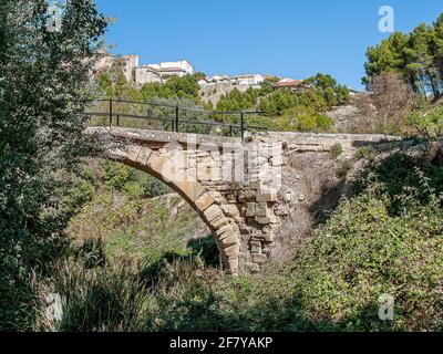 Pont médiéval sur le profond ravin de Rio Linares à Torres del Rio, Espagne, 17 octobre 2009 Banque D'Images