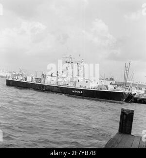 Des arceaux d'eau peu profonde britanniques de la classe Ley ont visité le port d'Amsterdam en 1958. Au premier plan HMS Brenchley (M 2004, 1955-1966). Banque D'Images