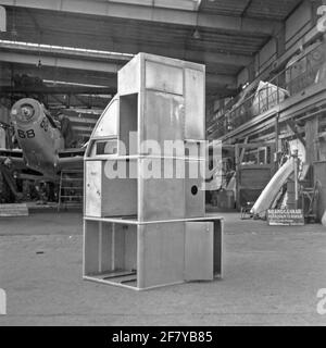 Salle de montage et de production de l'usine d'avions Aviolaland vers 1950, où divers aéronefs et pièces d'aéronefs pour le Service de maîtrise maritime (MLD) et la Royal Netherlands Air Force (KLU) ont été construits et entretenus. En arrière-plan, l'avion de plaisance Fairey Firefly Mk.iv K-68 (1947-1959) du service de navigation aérienne maritime (MLD). Banque D'Images