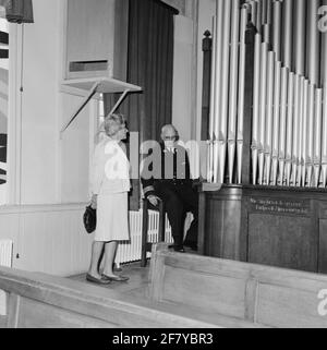 À la fin de la première formation militaire (EMV), il y a Amsterdam Marvacentrum, qui est situé sur le terrain de la Marine Barracks Amsterdam (MKAD), une journée de parents. Un pasteur de la flotte montre l'orgue dans la chapelle de la MKAD. Un spirituel éphémélé: Champignon (flamme) ou pasteur de la flotte (flop), est reconnaissable par les galons sans boucle et les croix chrétiennes avec la pop de chêne du collier. Banque D'Images