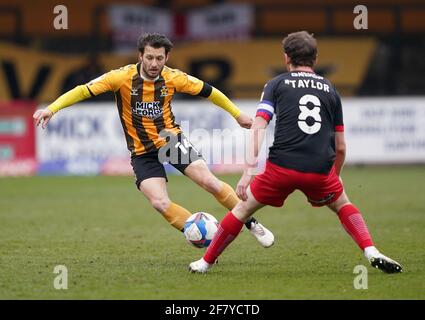 Wesley Hoolahan de Cambridge United (à gauche) et Jake Taylor d'Exeter City se battent pour le ballon lors du match Sky Bet League Two au stade Abbey, à Cambridge. Date de la photo: Samedi 10 avril 2021. Banque D'Images