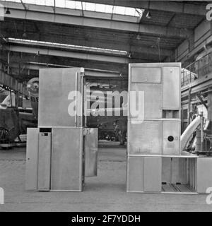 Salle de montage et de production de l'usine d'avions Aviolaland vers 1950, où divers aéronefs et pièces d'aéronefs pour le Service de maîtrise maritime (MLD) et la Royal Netherlands Air Force (KLU) ont été construits et entretenus. En arrière-plan, l'avion de plaisance Fairey Firefly Mk.iv K-68 (1947-1959) du service de navigation aérienne maritime (MLD). Banque D'Images