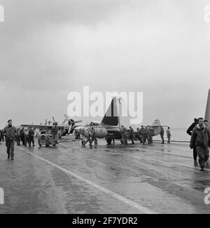 A Hawker FGA-50 Seahawk (jet) Jachtslijler avec l'enregistrement 68 (1957-1963) et un certain nombre d'arches de bateau sous-marin Grumman TBM-3S2 Avenger (1954-1961) du Service de l'aviation maritime (MLD) au pont de vol du camp d'aéronef hr.ms. Karel portier (R 81, EX-VÉNÉRÉ) en 1958. Banque D'Images