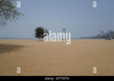 Plage vide Girgoan Chowpaty Mumbai pendant l'écluse due à Corona virus Covid - 19 Mumbai, Maharashtra, Inde - 04 12 2021 Banque D'Images