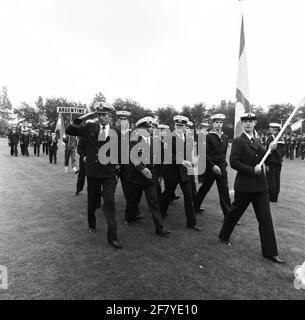 Semaine internationale de la mer, organisée par l'Office international des sports militaires (BIMS). La cérémonie d'ouverture a lieu au Marine Sportpark Ruyghweg. 16 pays participent aux jeux. Entrée des équipes de l'Allemagne, de l'Argentine et du Brésil. Il y a une chapelle de musique militaire dans le milieu. Banque D'Images