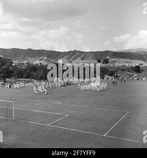 La Chapelle Marine joue pendant la pause d'un match de football amical à Caracas entre une équipe de Cruiser HR.Melle De Ruyter (C 801) et une équipe vénézuélienne lors d'une visite (non officielle) du croiseur avec le commandant des forces de seaworld (BDZ), vice-amiral A. de Booy (1901-1997) au Venezuela en octobre 1955. Banque D'Images