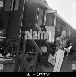 L'arrivée du couple royal népalais roi Mahendra et de la reine Ratna à la base aérienne de Soesterberg. Le train royal a été déployé de nouveau sur la base d'une marchandise oubliée sur la base. Banque D'Images