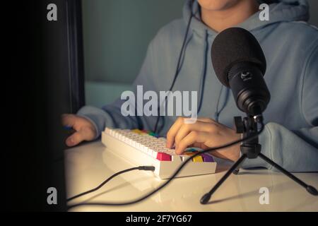 Les jeux vidéo jouent sur leur console. Adolescent jouant à des jeux sur ordinateur. Adolescents utilisant un jeu vidéo sur pc. Les gens jouent avec la nouvelle génération d'el Banque D'Images