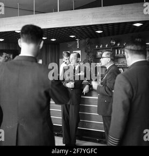 Z.K.H. Le Prince Bernhard visite en tant qu'inspecteur général de la Royal Netherlands Air Force le 4ème groupe d'armes guidées (4GGW). Le prince en conversation avec le commandant du lieutenant-colonel-Vlieger de 4GWW, observateur L.A.M. Van Der Vossen. Banque D'Images