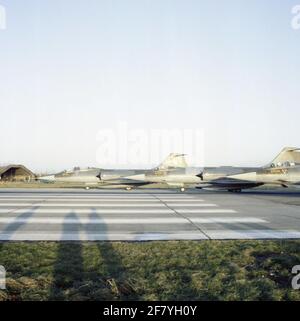 Transfert des Hollandais Starfighters en Turquie. Le 15 décembre 1980 a commencé à partir de la base aérienne Leeuwarden 11 Lockheed (T) F-104G Starfighters Direction Turquie. Ces dispositifs ex-klu ont été fournis avec le croissant turc et ont été transportés par des cerfs-volants de Volkel et de Leeuwarden jusqu'à la base turque. Banque D'Images