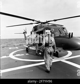 Visite de travail du Secrétaire d'État à la défense (StasDEF) J. van Houwelingen au Fregat standard de la classe Kortenaer (S-FREGAT), HR.MS. Callenburgh (1979-1994). Le StasDEF est à bord de l'hélicoptère Westland-Lynx. Banque D'Images