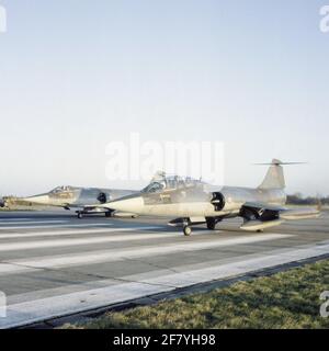 Transfert des Hollandais Starfighters en Turquie. Le 15 décembre 1980 a commencé à partir de la base aérienne Leeuwarden 11 Lockheed (T) F-104G Starfighters Direction Turquie. Ces dispositifs ex-klu ont été fournis avec le croissant turc et ont été transportés par des cerfs-volants de Volkel et de Leeuwarden jusqu'à la base turque. Banque D'Images