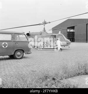 Le service de vol et les malades du Marines Square Valkenburg (MVKV) tiennent un exercice conjoint du représentant du site du propriétaire. L'OSRD représente le service d'enquête et de sauvetage; la Royal Netherlands Air Force (KLU) connue sous le nom de SAR (recherche et sauvetage). Un médecin fait mal à un hélicoptère agusta Bell (i) uh1. Banque D'Images