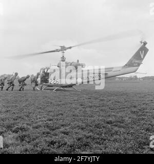 Répétez les exercices du corps de Mariniers dans le Veluwe dans la région d'Elspeet. Quelques mariniers sont déplacés avec un hélicoptère de type Agusta Bell UH-1. Banque D'Images