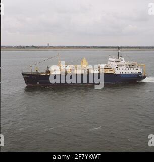 Entrée après l'expédition Snellius II. Navire de recherche néerlandais MS Tyro au Marsdiep juste avant l'entrée dans le port après la fin de l'expédition Snellius II. En 1984/85, l'Indonésie et les pays-Bas ont mené conjointement une expédition pour recueillir des connaissances et des connaissances sur les mers indonésiennes dans un domaine scientifique naturel. Banque D'Images