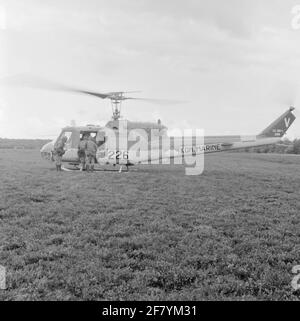 Répétez les exercices du corps de Mariniers dans le Veluwe dans la région d'Elspeet. Quelques mariniers sont déplacés avec un hélicoptère de type Agusta Bell UH-1. Banque D'Images