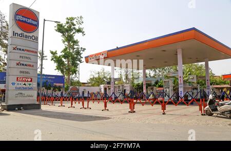 Une pompe à carburant semble déserte en raison d'une grève d'un jour appelée par Rajasthan Petroleum Dealers Association avec la demande de retour de la TVA sur le carburant, à Beawar. Les gens ont été confrontés à des difficultés dans tout l'État en raison de la grève des pompes à essence. Près de 7,000 pompes à essence sont restées fermées dans l'État en raison de la grève. Association a déclaré que le gouvernement de l'État a augmenté la TVA pendant la pandémie du coronavirus et a généré des revenus supplémentaires. Le volume des ventes dans l'État a diminué de 34 % parce que les prix du carburant sont comparativement bas dans les États voisins. (Photo de Sumit Saraswat/Pacific Press) Banque D'Images