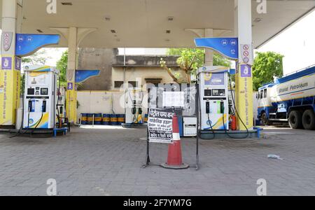 Une pompe à carburant semble déserte en raison d'une grève d'un jour appelée par Rajasthan Petroleum Dealers Association avec la demande de retour de la TVA sur le carburant, à Beawar. Les gens ont été confrontés à des difficultés dans tout l'État en raison de la grève des pompes à essence. Près de 7,000 pompes à essence sont restées fermées dans l'État en raison de la grève. Association a déclaré que le gouvernement de l'État a augmenté la TVA pendant la pandémie du coronavirus et a généré des revenus supplémentaires. Le volume des ventes dans l'État a diminué de 34 % parce que les prix du carburant sont comparativement bas dans les États voisins. (Photo de Sumit Saraswat/Pacific Press) Banque D'Images