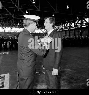 La remise d'un prix royal pendant la Fête de la Reine le 28 avril 1989 par le commandant du capitaine-Ter-Zee N.H.A. du MarineLiegkamp de Kooy (MVKK) Ostendorp (1940, à l'avant gauche). Banque D'Images