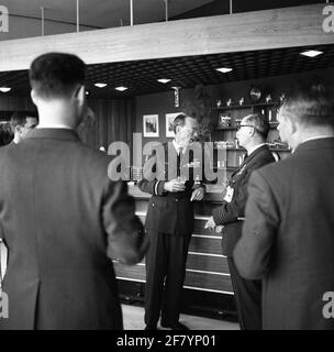 Z.K.H. Le Prince Bernhard visite en tant qu'inspecteur général de la Royal Netherlands Air Force le 4ème groupe d'armes guidées (4GGW). Le prince en conversation avec le commandant du lieutenant-colonel-Vlieger de 4GWW, observateur L.A.M. Van Der Vossen. Banque D'Images