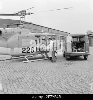 Le service de vol et les malades du Marines Square Valkenburg (MVKV) tiennent un exercice conjoint du représentant du site du propriétaire. L'OSRD représente le service d'enquête et de sauvetage; la Royal Netherlands Air Force (KLU) connue sous le nom de SAR (recherche et sauvetage). La personne secourue est transférée de l'hélicoptère à l'ambulance au fardeau de la maladie du MVKV. Banque D'Images