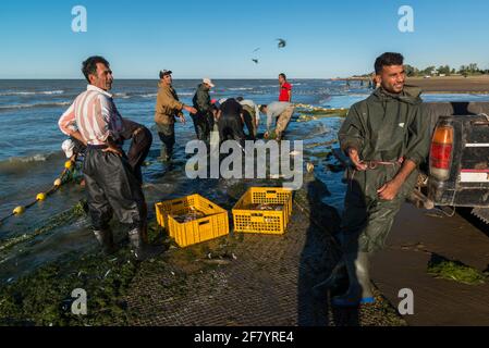 Les pêcheurs se transportent dans les prises de Babolsar sur la mer Caspienne. Iran Banque D'Images