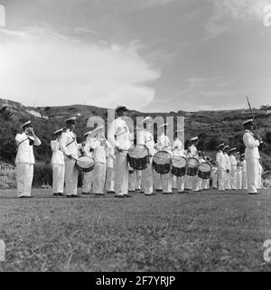 La Chapelle Marine joue pendant la pause d'un match de football amical à Caracas entre une équipe de Cruiser HR.Melle De Ruyter (C 801) et une équipe vénézuélienne lors d'une visite (non officielle) du croiseur avec le commandant des forces de seaworld (BDZ), vice-amiral A. de Booy (1901-1997) au Venezuela en octobre 1955. Banque D'Images