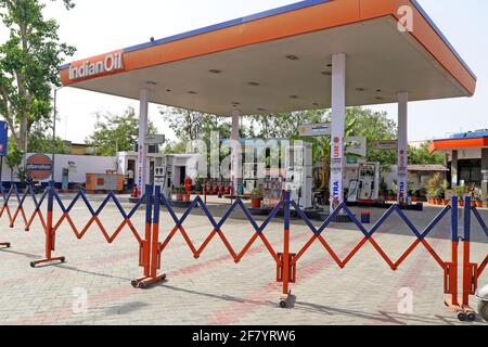 Beawar, Inde, 10 avril 2021 : une pompe à carburant semble déserte en raison d'une grève d'un jour appelée par Rajasthan Petroleum Dealers Association avec demande de retour en arrière de la TVA sur le carburant, à Beawar. Les gens ont été confrontés à des difficultés dans tout l'État en raison de la grève des pompes à essence. Environ 7,000 pompes à carburant sont restées fermées en raison d'une grève. Association a déclaré que le gouvernement de l'État a augmenté la TVA pendant la pandémie du coronavirus et a généré des revenus supplémentaires. Le volume des ventes dans l'État a diminué de 34 % parce que les prix du carburant sont comparativement bas dans les États voisins. Crédit : Sumit Saraswat/Alay Live News Banque D'Images