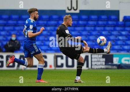 MK Dons Harry Darling flics ballon sur sa tête pendant le match de la Ligue 1 de pari de ciel entre la ville d'Ipswich et MK Dons à Portman Road, Ipswich, le samedi 10 avril 2021. (Credit: Ben Pooley | MI News) Credit: MI News & Sport /Alay Live News Banque D'Images