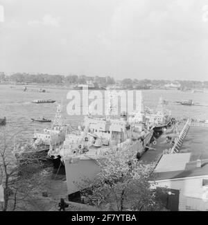 Des arceaux d'eau peu profonde britanniques de la classe Ley (coque noire) et du balai côtier HMS Dalswinton (M 1126, 1953-1973) de la classe ton (coque grise) ont visité le port d'Amsterdam en 1958. Banque D'Images