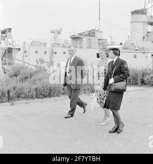 À la fin de la première formation militaire (EMV), il y a Amsterdam Marvacentrum, qui est situé sur le terrain de la Marine Barracks Amsterdam (MKAD), une journée de parents. Un Marva-Cook de la 3ème classe (Marvakok 3) [MVAKOK 3] prend une promenade sur le terrain de la MKAD avec ses invités avec un navire de formation non-voile en arrière-plan. Banque D'Images