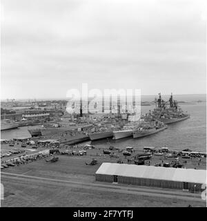 Fleet Days 1989 à Den Helder.foraan v.l.n.n. La frégate britannique de type 21 HMS Amazon (F 189, 1974), la frégate GW HR.Mme De Ruyter (F 801), le Fregat FGS Rheinland-Pfalz (F 209, 1983) de la classe canadienne Saint-Laurent Frégat NCSM Saguenay (206, 1956) et le commandant portugais de la Frégate NRP Roberto Ivens (F 482, 1968 ). Derrière ce côté de la jetée, les destroyers de la classe américaine Coontz USS Preble (46, 1960) et USS Mahan (42, 1960, sur la droite). Banque D'Images